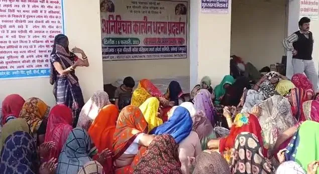 मथुरा: भजन कीर्तन के साथ नृत्य कर महिलाओं का विरोध, गांव के लोग अनिश्चितकालीन धरने पर बैठे 