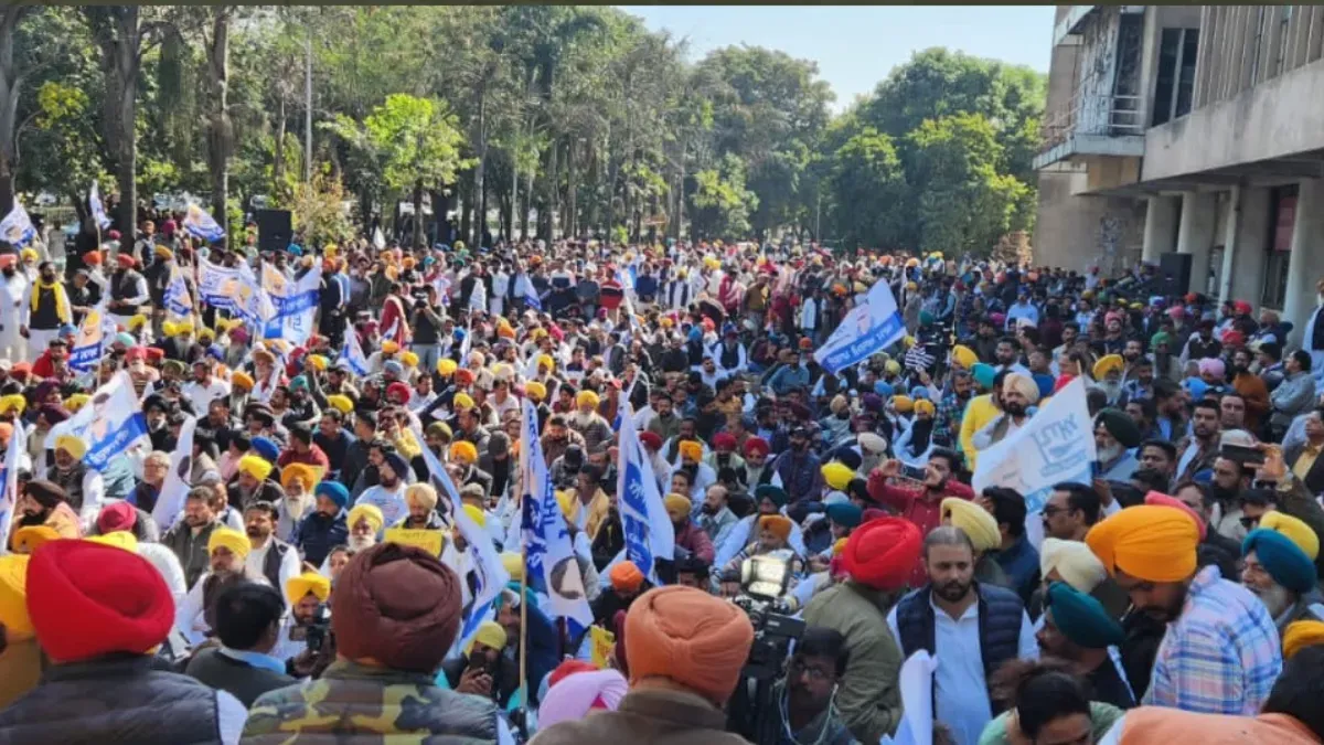 अडाणी मुद्दे को लेकर ‘आप’ ने भाजपा मुख्यालय के बाहर किया प्रदर्शन