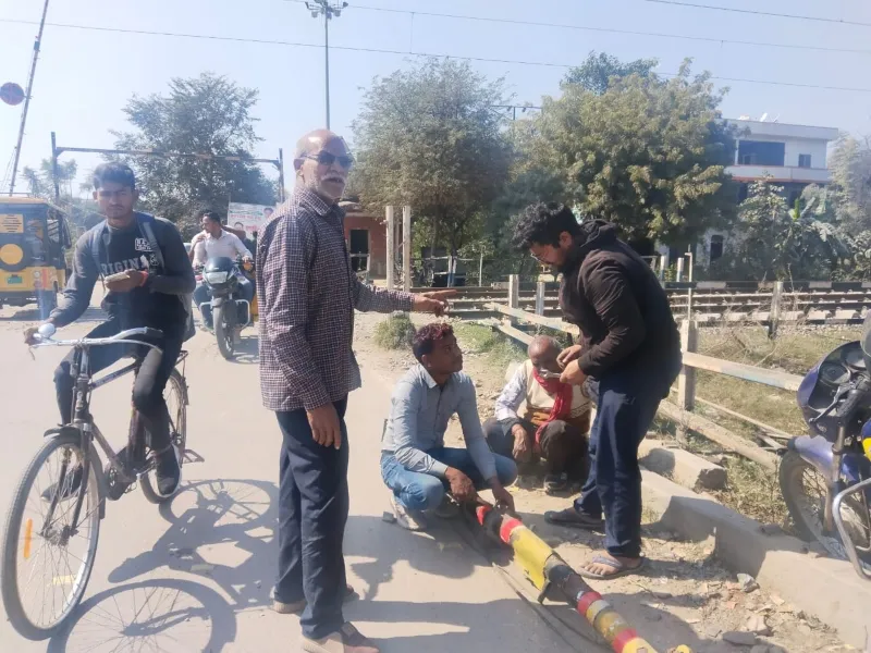 रायबरेली: टूटकर रोड पर गिरा रेलवे गेट का बूम, काशन से निकाली गई ट्रेनें