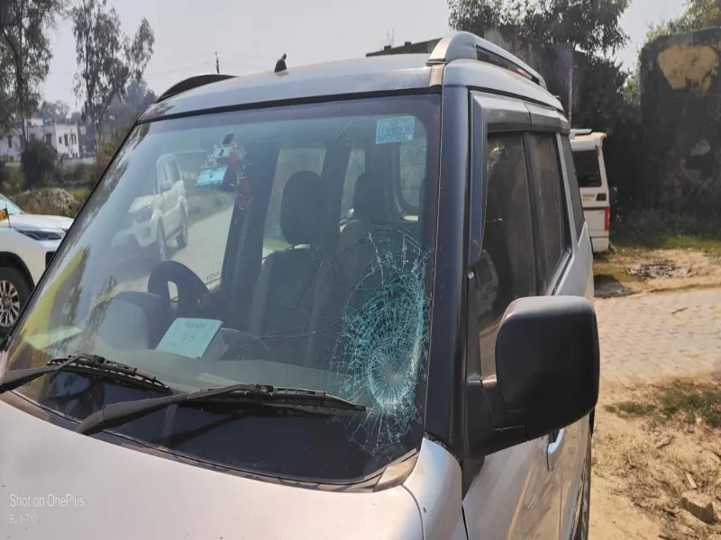 सुलतानपुर: रंगदारी न देने पर ब्लाक प्रमुख पर हमला, गाड़ी का शीशा टूटा 