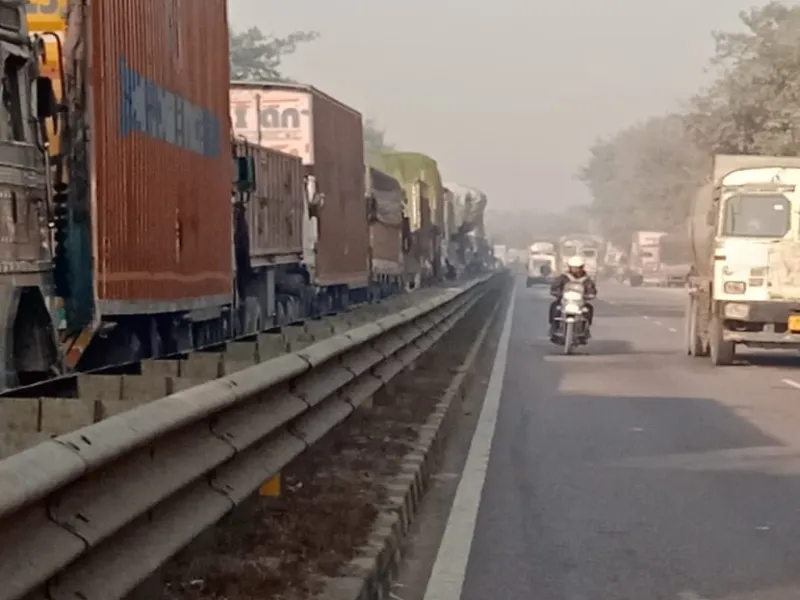 अयोध्या: इन्वेस्टर समिट के चलते यातायात रोके जाने पर हाइवे जाम, लोग परेशान 