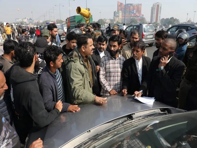 लखनऊ : कश्मीरी युवकों से अभद्रता कर गोमती नदी में फेंका ड्राई फ्रूट्स 