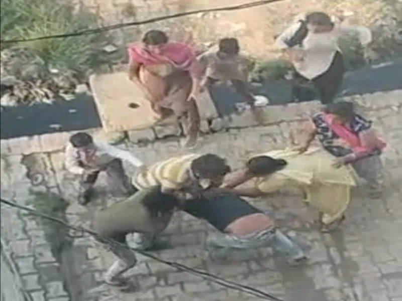 उन्नाव: बच्चों के झगड़े में बड़ों की हुई भिड़ंत, मारपीट का वीडियो हुआ वायरल 
