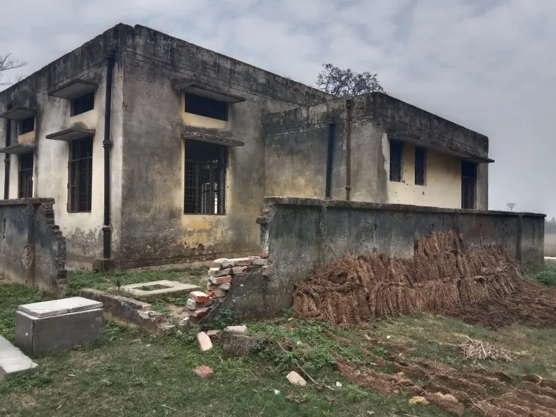 अयोध्या: 13 लाख की लागत से बना सामुदायिक केंद्र बदहाल
