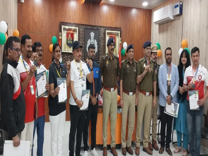 अयोध्या: डीआईजी ने मेडल पहनाकर शूटिंग खिलाड़ियों को किया सम्मानित