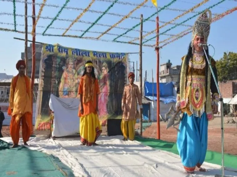 हरदोई: इंसाफ अली ने तैयार किया रावण का पुतला, दहन करेंगे श्रीराम 