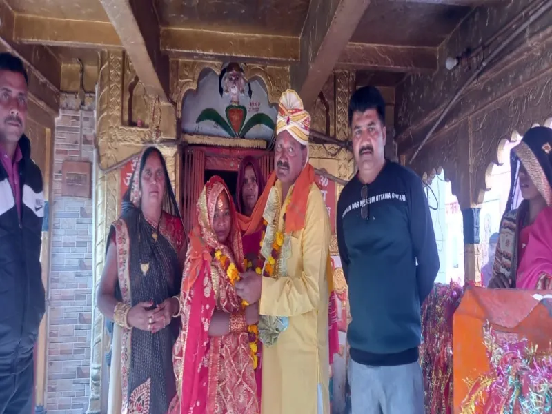 Video : उम्र 65 साल, 6 बेटियों के हैं पिता, आज लिए 23 वर्षीय युवती के साथ 7 फेरे   