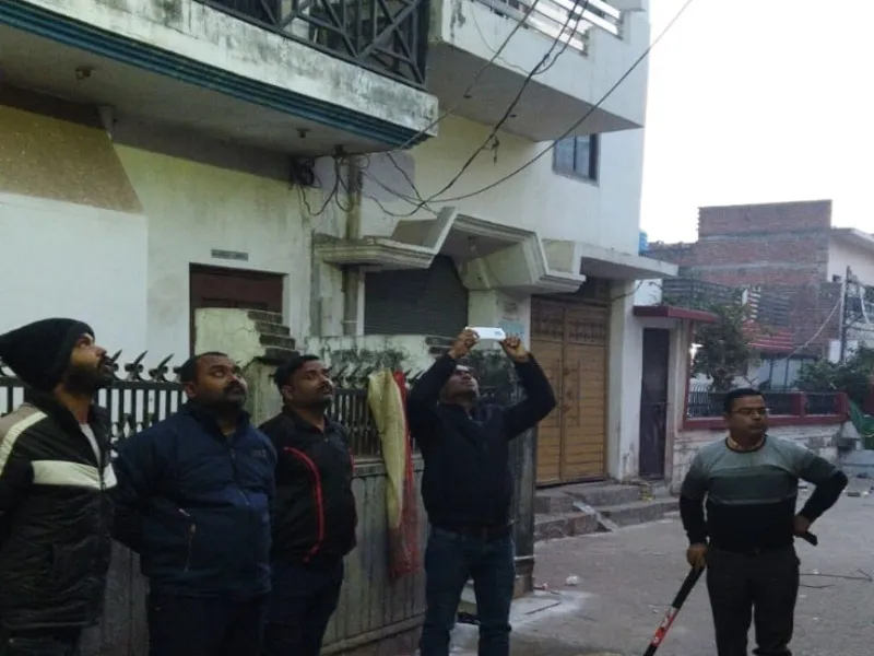 अयोध्या: भोर में चला चेकिंग अभियान, चार को बिजली चोरी में पकड़ा