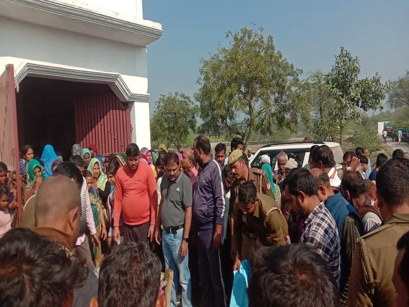 रायबरेली: छत पर सो रहे युवक का शव सुबह घर के सामने रक्तरंजित अवस्था में मिला 