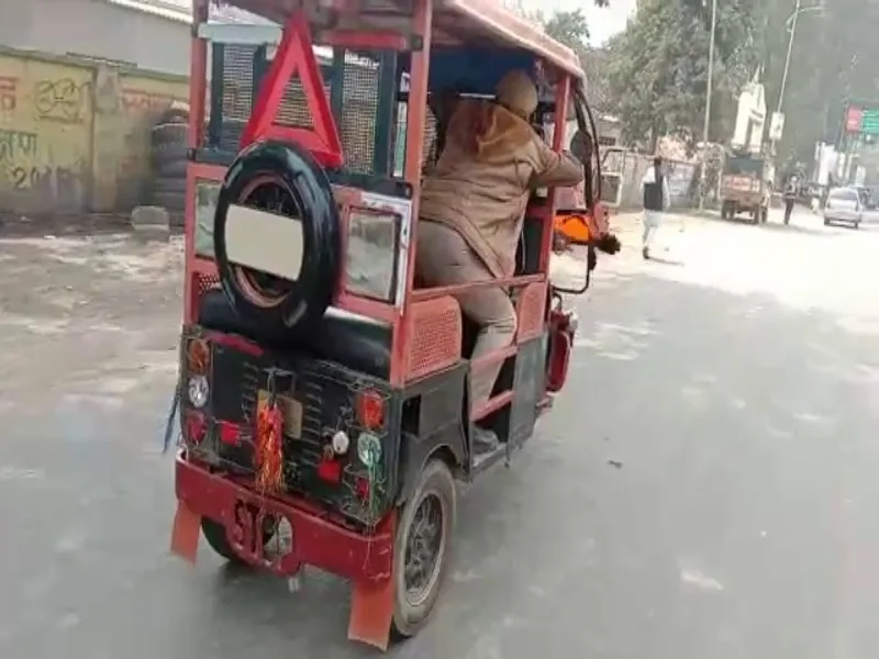 Video: हरदोई में ई-रिक्शा का पीछा कर डंडे बरसाते रहे कानून के रखवाले, चलाये थप्पड़  
