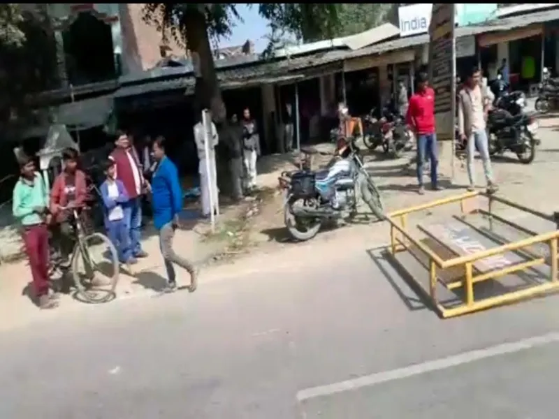 गोंडा में साथी की पिटाई से भड़के किन्नरों ने निर्वस्त्र होकर किया प्रदर्शन, लगाया जाम 