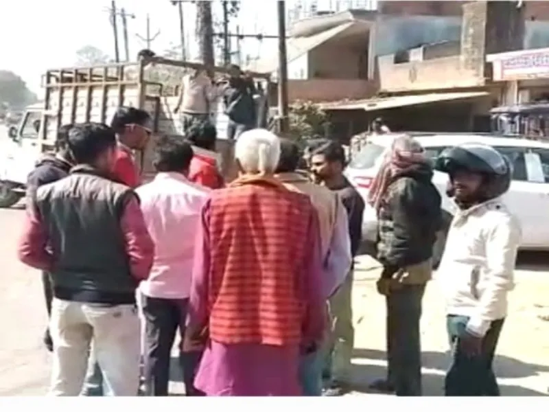 रायबरेली: पेड़ से लटकता मिला युवक का शव, परिजनों ने लगाया हत्या का आरोप   