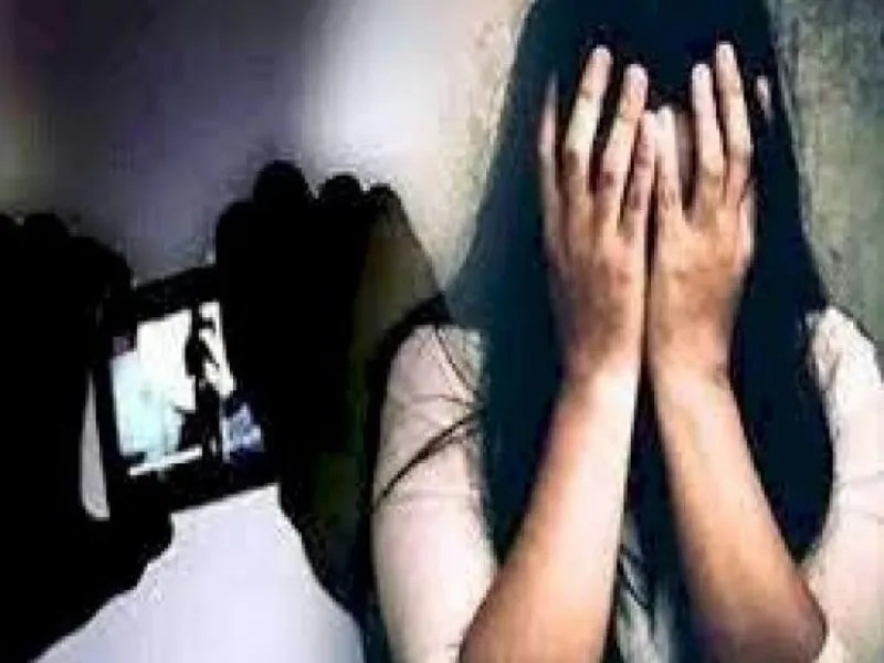 लखनऊ में दो दोस्तों ने किया साथी छात्रा से दुष्कर्म, बनाया Video, मुकदमा दर्ज 