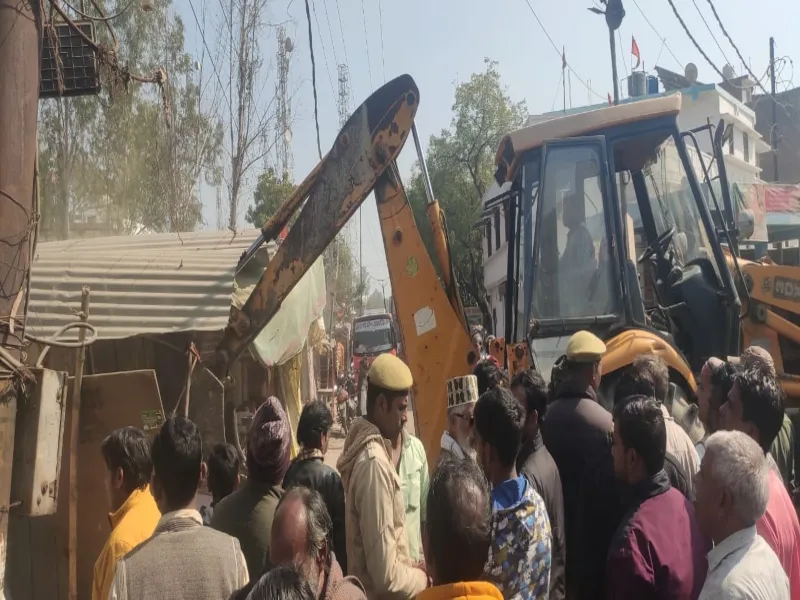 रायबरेली: राजमार्ग के किनारे अतिक्रमण पर चला बुलडोजर, प्रशासन ने हटाईं कई दुकानें  