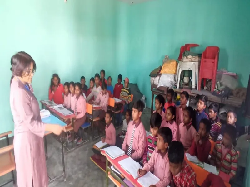 अयोध्या: CDO के निरीक्षण में विद्यालय से गायब मिले शिक्षक, दिखी अनियमितता 