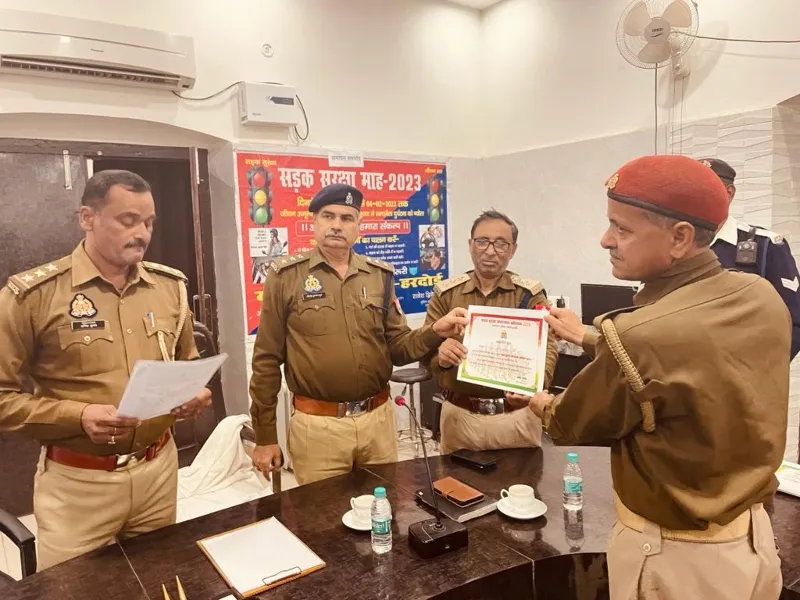 हरदोई: सड़क सुरक्षा माह के समापन पर सीओ ट्रैफिक ने 49 प्रतिभागियों को सौंपे प्रशस्ति पत्र 
