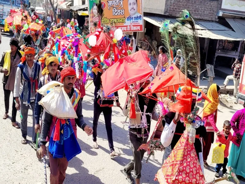 रायबरेली: बम-बम भोले के उद्घोष के साथ कांवड़ियों का जत्था लोधेश्वर रवाना 