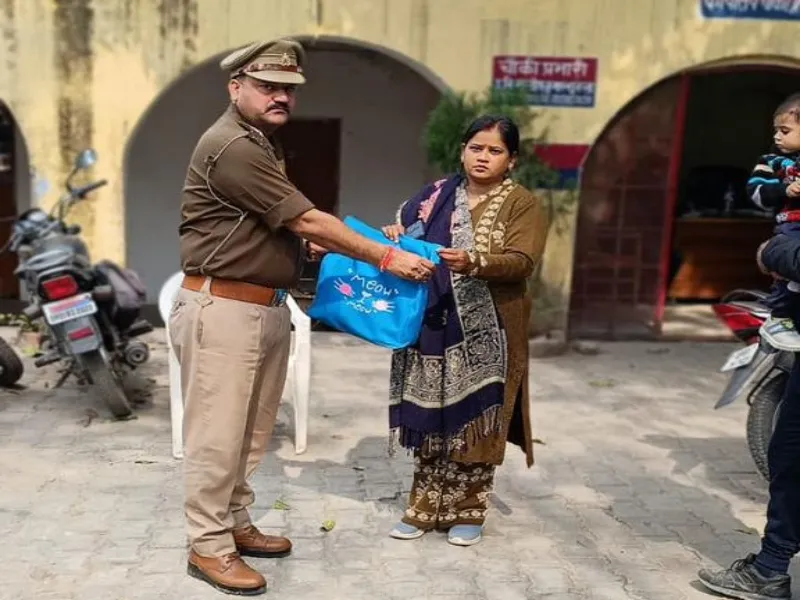 ई-रिक्शा में गहने और रुपयों से भरा बैग भूली महिला, हरदोई पुलिस ने एक घंटे में ढूंढकर दिलाया वापिस