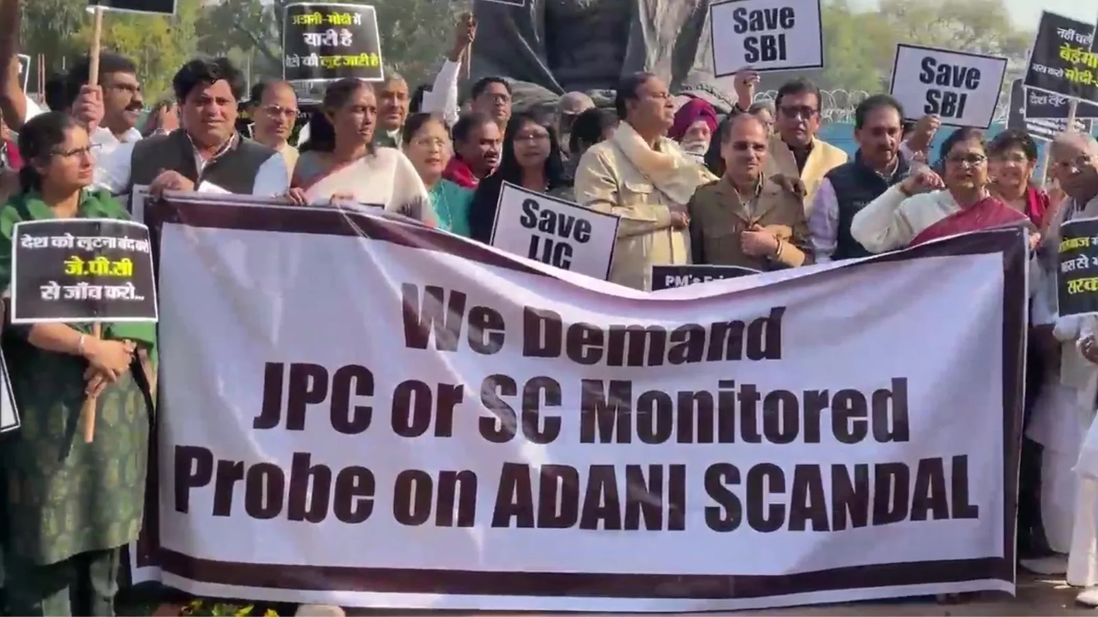 विपक्ष ने अडानी समूह के खिलाफ JPC जांच की मांग को लेकर संसद के बाहर किया प्रदर्शन
