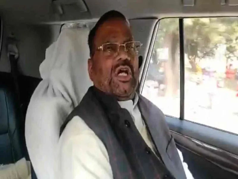 VIDEO : स्वामी प्रसाद की गाड़ी पर फेंकी काली स्याही, भाजपा कार्यकर्ताओं ने घेरा 