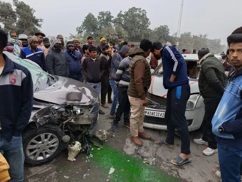 अयोध्या: दो कारों में आमने-सामने भिड़ंत में दो लोग घायल, अस्पताल में चल रहा इलाज