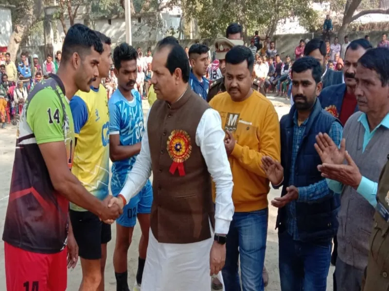 रायबरेली: पूर्व विधायक ने किया वालीबाल प्रतियोगिता का उद्घाटन, खिलाड़ियों ने दिखाया दम