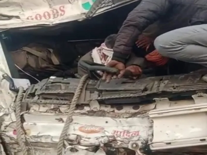 बहराइच: ट्रक और डंपर में भिड़ंत, चालक समेत तीन घायल