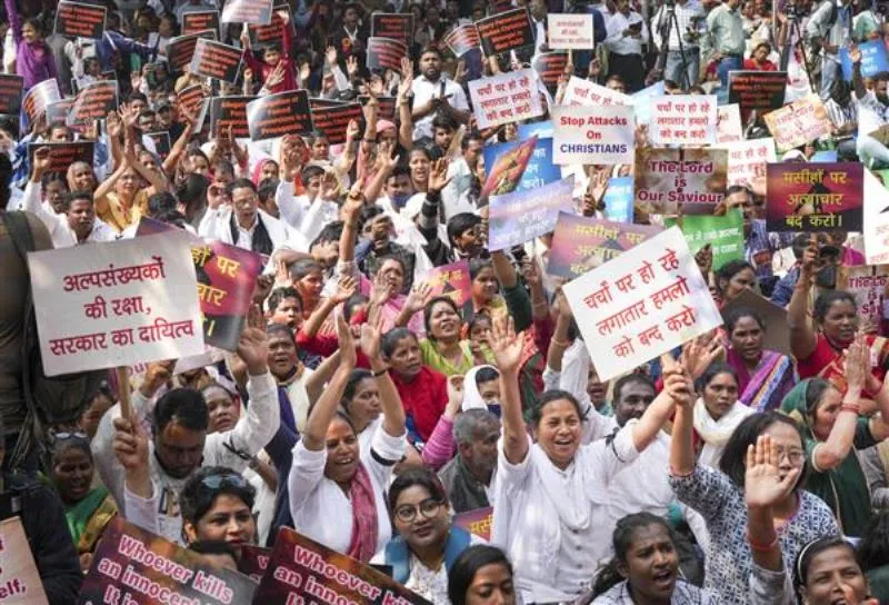 गिरजाघरों पर हमले के खिलाफ दिल्ली के जंतर मंतर पर एकत्र होकर ईसाइयों ने विरोध प्रदर्शन किया 