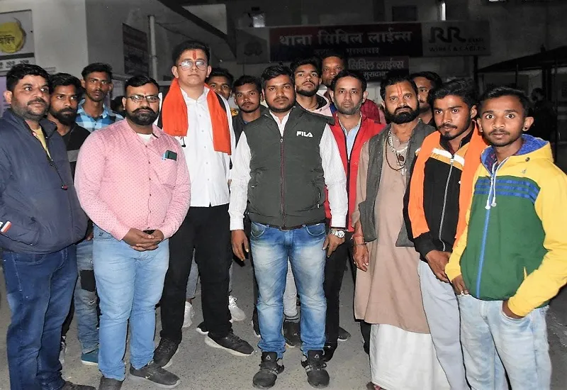 मुरादाबाद : काजीपुरा में धर्मांतरण की सुगबुगाहट, बजरंग दल के कार्यकर्ताओं ने किया थाने का घेराव