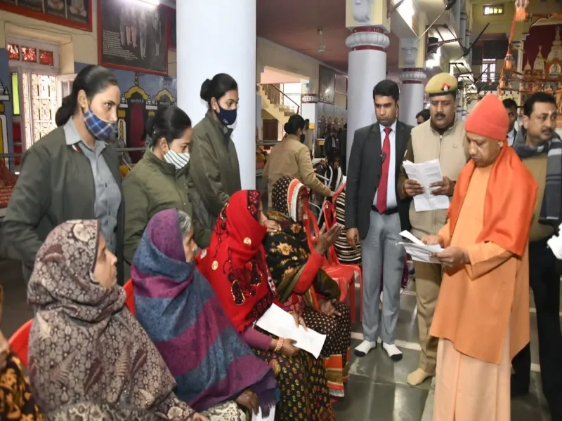 गोरखपुर में CM योगी ने जनता दर्शन में सुनीं समस्याएं, दिए निर्देश   