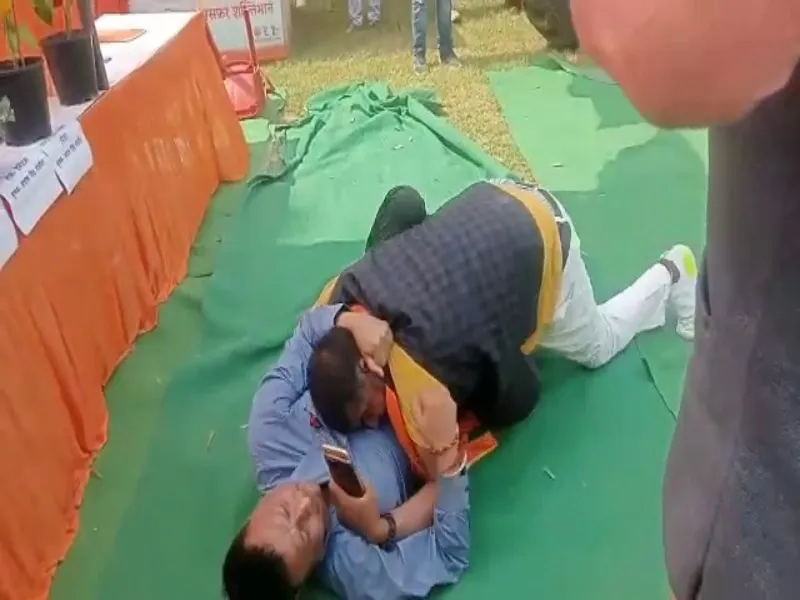 बाराबंकी में भाजपा नेता ने कृषि विज्ञान केंद्र कर्मचारी को जमकर पीटा, Video Viral  