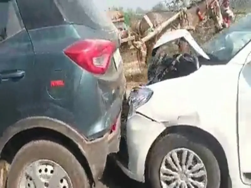 Video : हरदोई में आपस में भिड़ीं सपा प्रमुख अखिलेश यादव के काफिले की गाड़ियां, कई लोग घायल