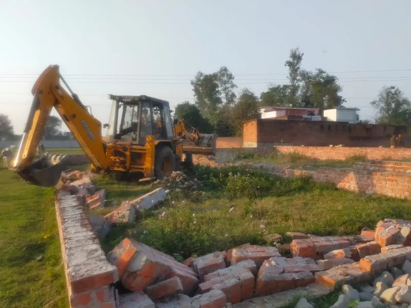 बहराइच में अवैध प्लाटिंग पर चला बुलडोजर, निर्माण को ढहाया