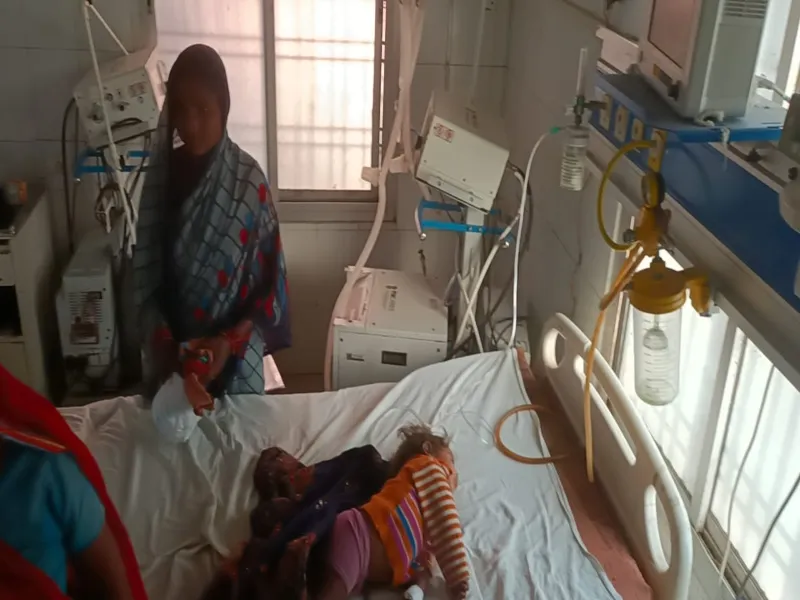 बहराइच: खेलते समय पानी के गड्ढे में गिर गई बालिका, हालत गंभीर 