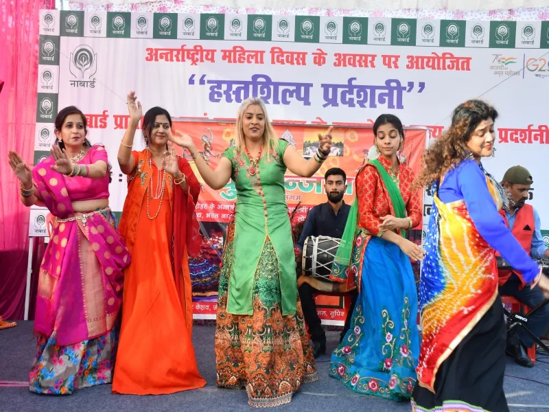 लखनऊ : धुन बंजारा ने बिखेरी एसिड अटैक पीड़िताओं के बीच होली की मस्ती