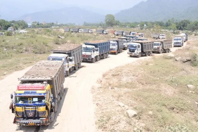 हल्द्वानी: डंपर स्वामियों की मर्जी है जितना चाहे उतना उपखनिज ढोएं