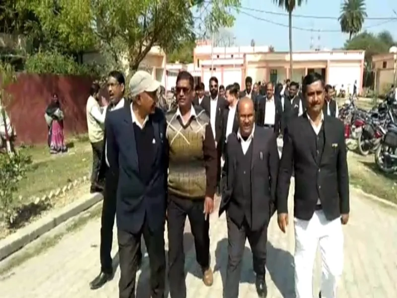 रायबरेली: तहसीलदार के खिलाफ अधिवक्ताओं ने खोला मोर्चा, दी चेतावनी