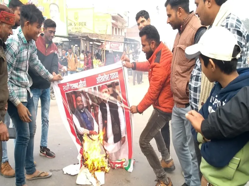 बहराइच: भाजपा नेताओं ने अखिलेश और स्वामी प्रसाद मौर्य का जलाया पोस्टर