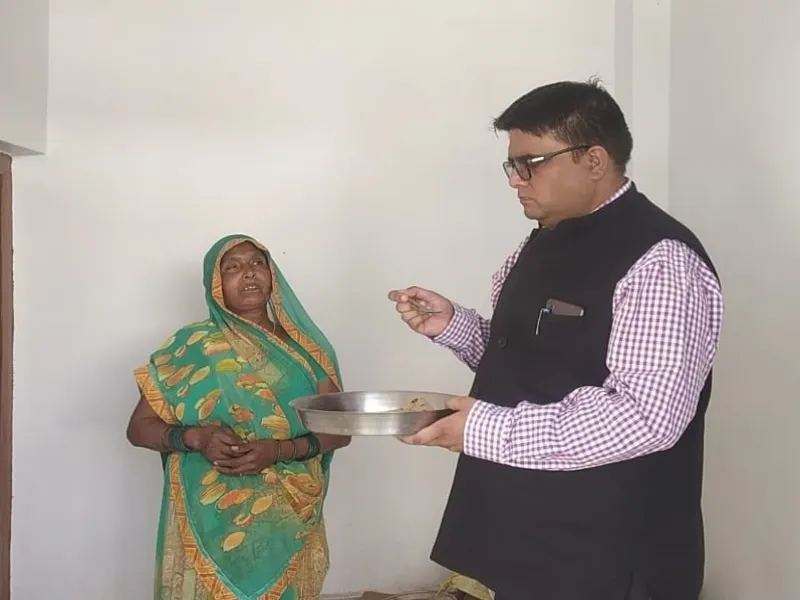 सुल्तानपुर: डीएम ने निरीक्षण के दौरान चखा एमडीएम, सवाल हल करने वाले बच्चों को मिली प्रशंसा