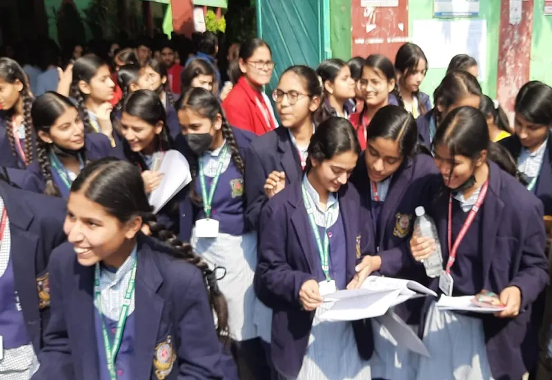 मुरादाबाद : 2477 परीक्षार्थियों ने दी रसायन विज्ञान की परीक्षा, समीकरण को हल करने में हुई दिक्कत 