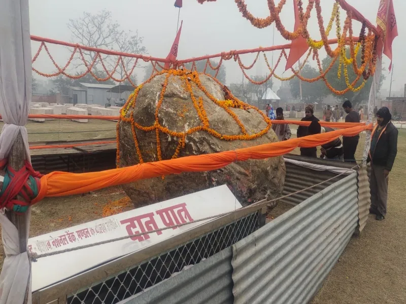 अयोध्या में देवशिला के दर्शन को उमड़ रहे श्रद्धालु, रखा गया दानपात्र