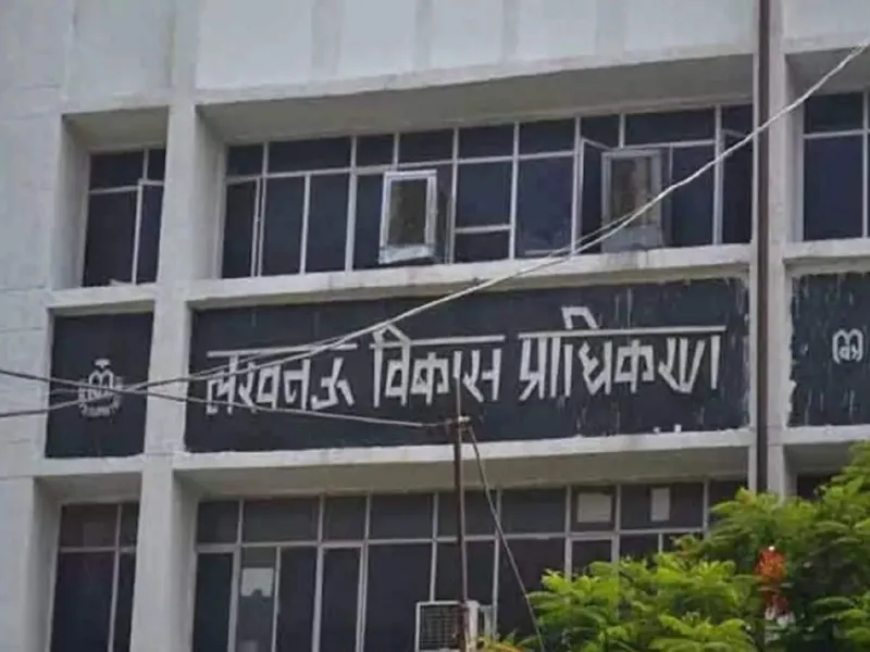 लखनऊ में खोदाई से क्षतिग्रस्त हुआ पड़ोस का मकान देखने पहुंचे अधिकारी, हुआ विरोध  