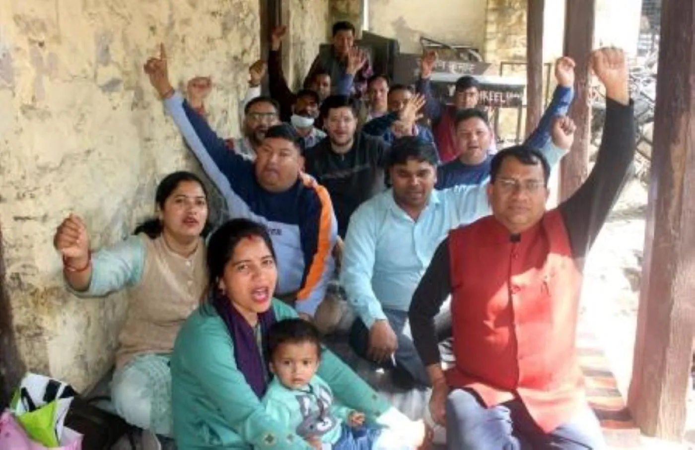 हल्द्वानी: स्थायी न किए जाने से लेखपाल खफा, तहसील में धरना
