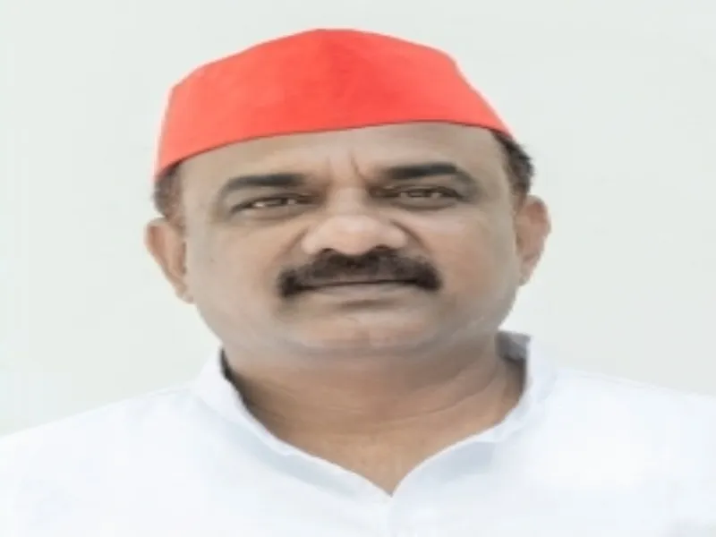 लखनऊ में सपा विधायक ने महाशिवरात्रि पर बांटा प्रसाद, हिन्दू संगठन ने गंगाजल से की मंदिर की धुलाई 