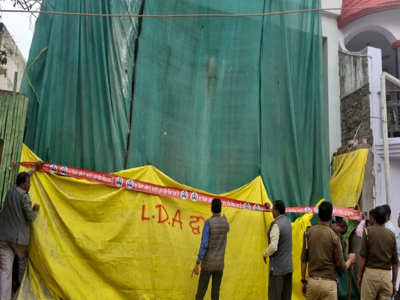 लखनऊ में LDA ने मल्टीप्लेक्स समेत चार अवैध निर्माण किए सील 