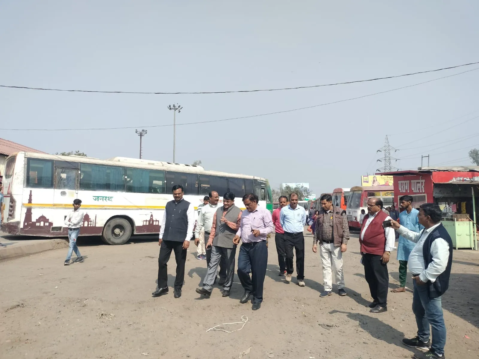 बरेली: रोडवेज वर्कशाप में बसों की मरम्मत के कार्यों में मिलीं गड़बड़ियां, नोडल अधिकारी ने दिए ये निर्देश