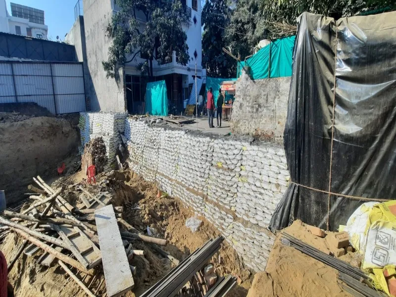 लखनऊ में कभी भी गिर सकता है ये मकान, परिवार को खतरा 