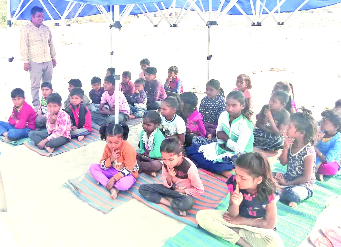 टनकपुरः खुले आसमान के नीचे पढ़ाई कर भविष्य का सपना बुन रहे नौनिहाल 