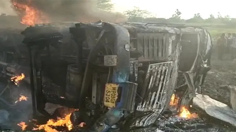 मध्यप्रदेश : तेल टैंकर के पलटने के बाद लगी आग, चालक की मौत