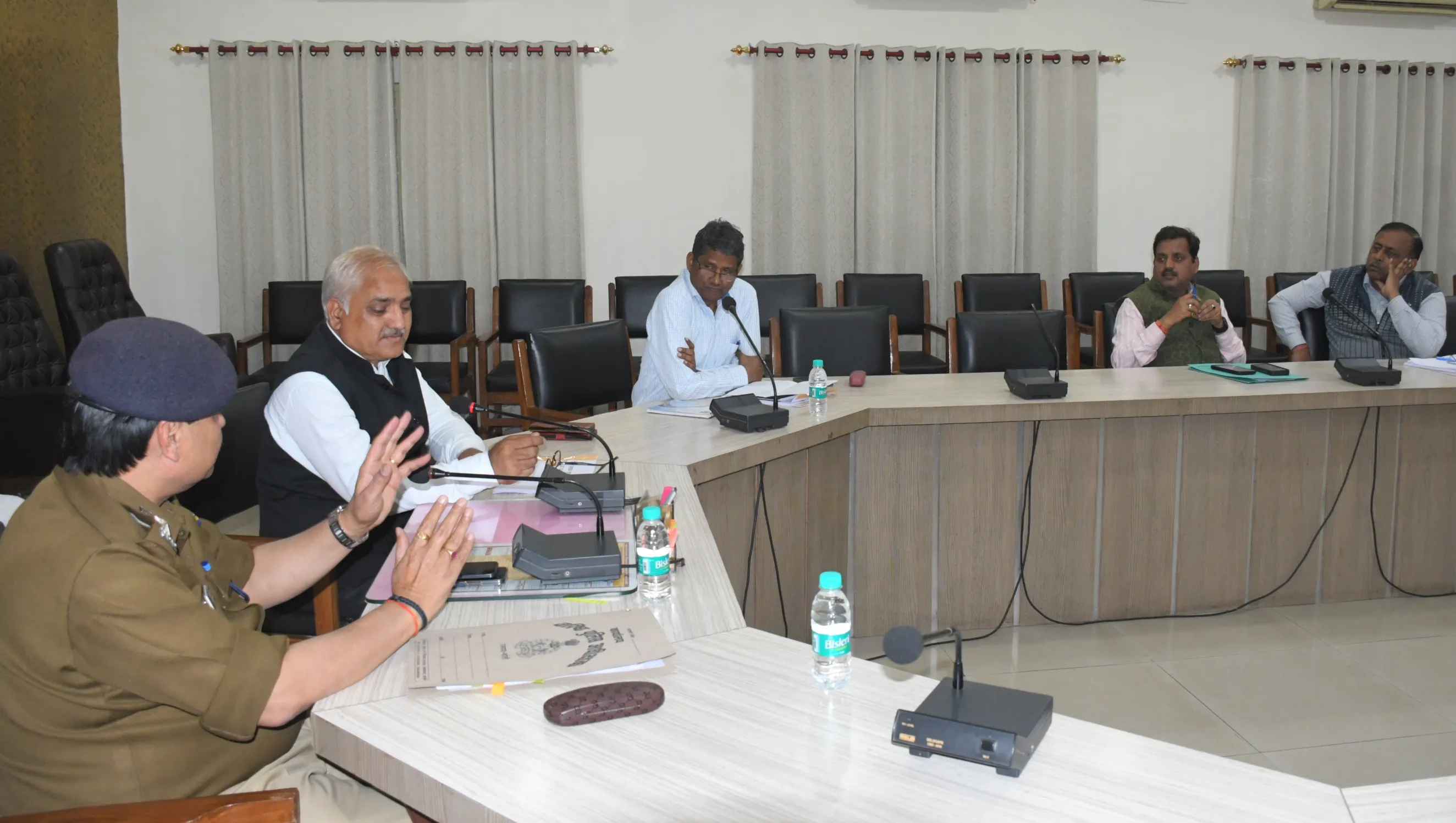 बरेली: बिना सीट बेल्ट लगाए वाहन चलाने पर होगा चालान, डीएम ने अधिकारियों को दिए निर्देश 